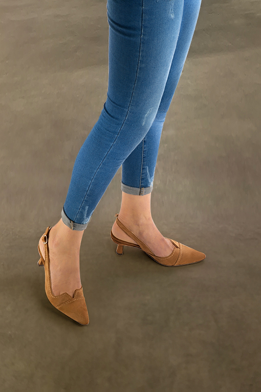 Camel beige women's slingback shoes. Tapered toe. Medium spool heels. Worn view - Florence KOOIJMAN